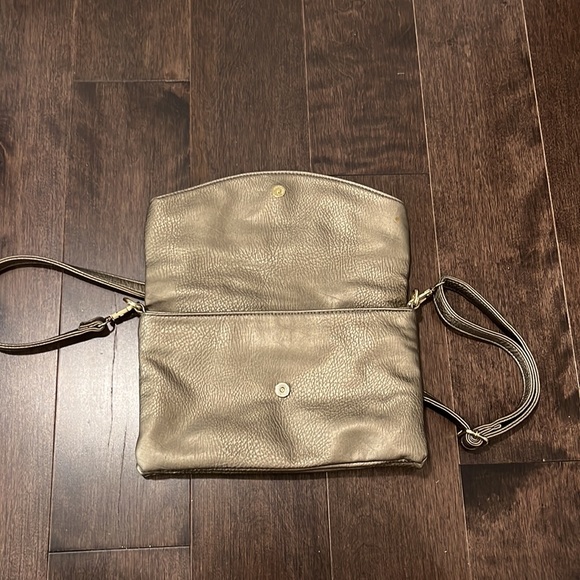 Womens bronze gold adjustable strap handbag with flap closure. - Picture 6 of 12